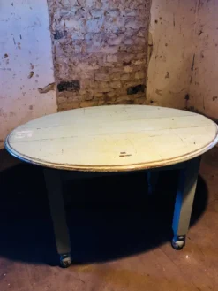Table de bistrot ovale années 30 en joli pattine bleu légère