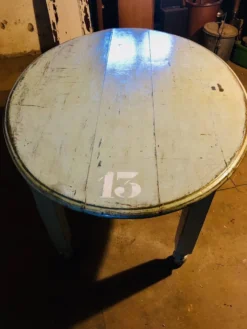 Table de bistrot ovale années 30 en joli pattine bleu légère