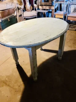 Table de bistrot ovale années 30 en joli pattine bleu légère