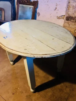 Table de bistrot ovale années 30 en joli pattine bleu légère