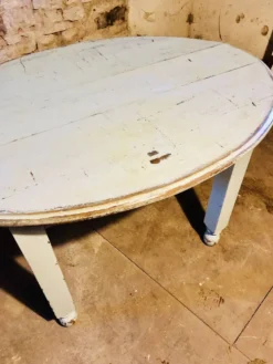 Table de bistrot ovale années 30 en joli pattine bleu légère