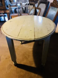 Table de bistrot ovale années 30 en joli pattine bleu légère