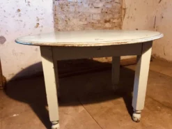 Table de bistrot ovale années 30 en joli pattine bleu légère