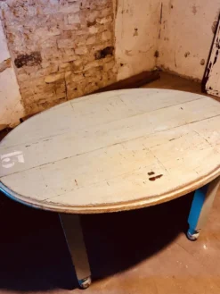 Table de bistrot ovale années 30 en joli pattine bleu légère