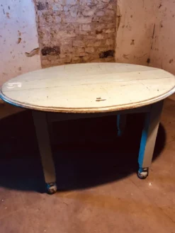 Table de bistrot ovale années 30 en joli pattine bleu légère