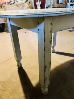 Table de bistrot ovale années 30 en joli pattine bleu légère