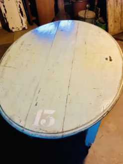 Table de bistrot ovale années 30 en joli pattine bleu légère