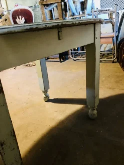 Table de bistrot ovale années 30 en joli pattine bleu légère