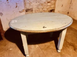 Table de bistrot ovale années 30 en joli pattine bleu légère
