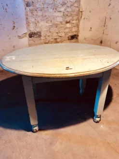 Table de bistrot ovale années 30 en joli pattine bleu légère