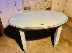 Table de bistrot ovale années 30 en joli pattine bleu légère