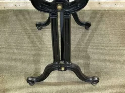 Table de bistrot piétement fonte - travail moderne