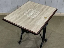 Table de bistrot piétement fonte - travail moderne