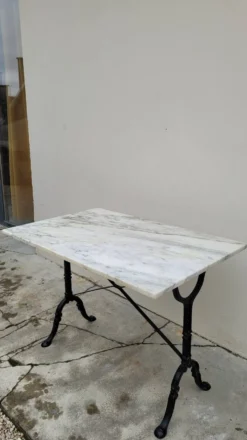 Table de bistrot restaurant en marbre et fonte