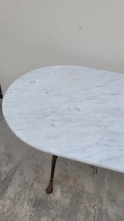 Table de bistrot restaurant en marbre ovale et piètements en fonte décorées -1m51