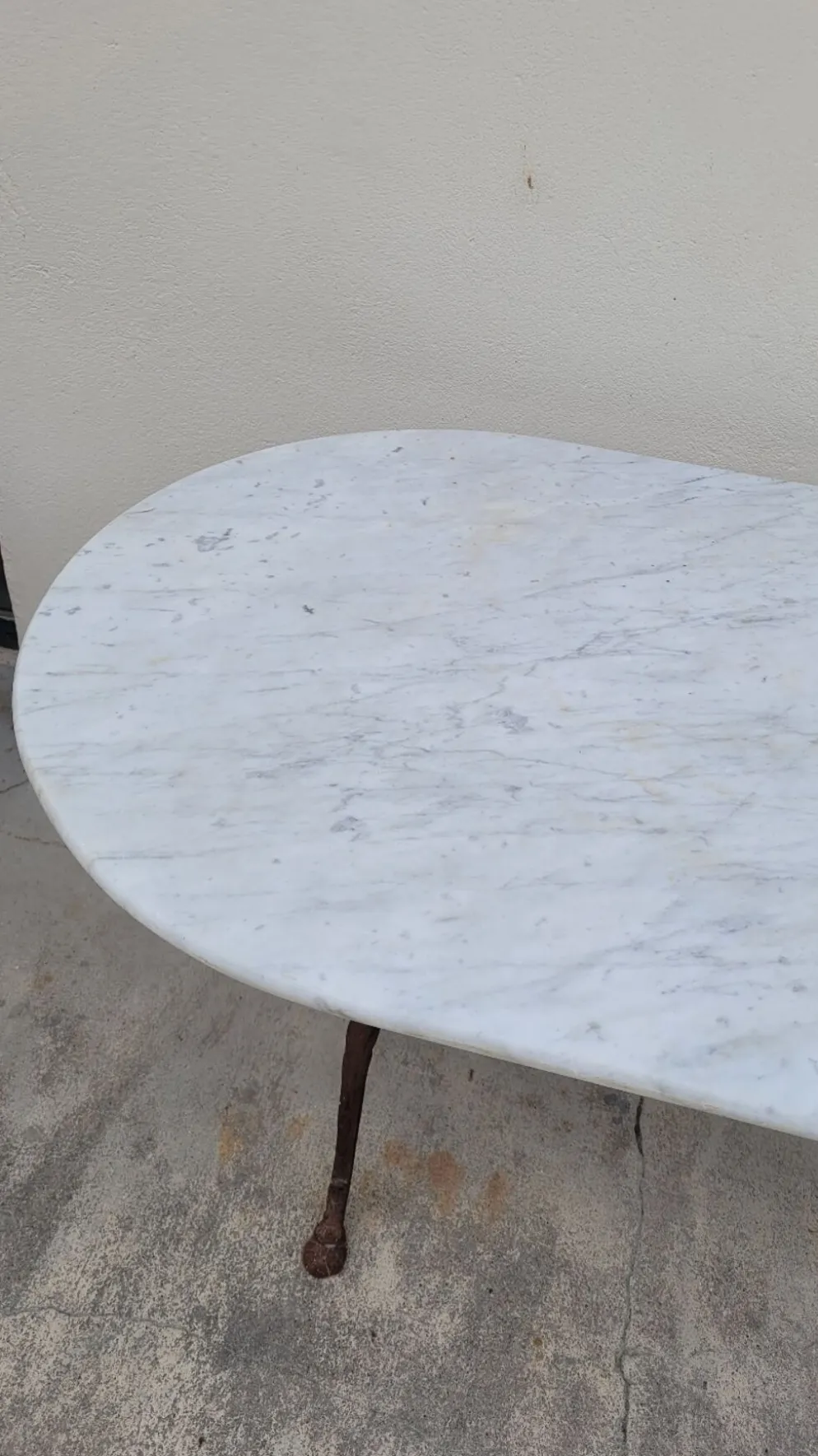 Table de bistrot restaurant en marbre ovale et piètements en fonte décorées -1m51