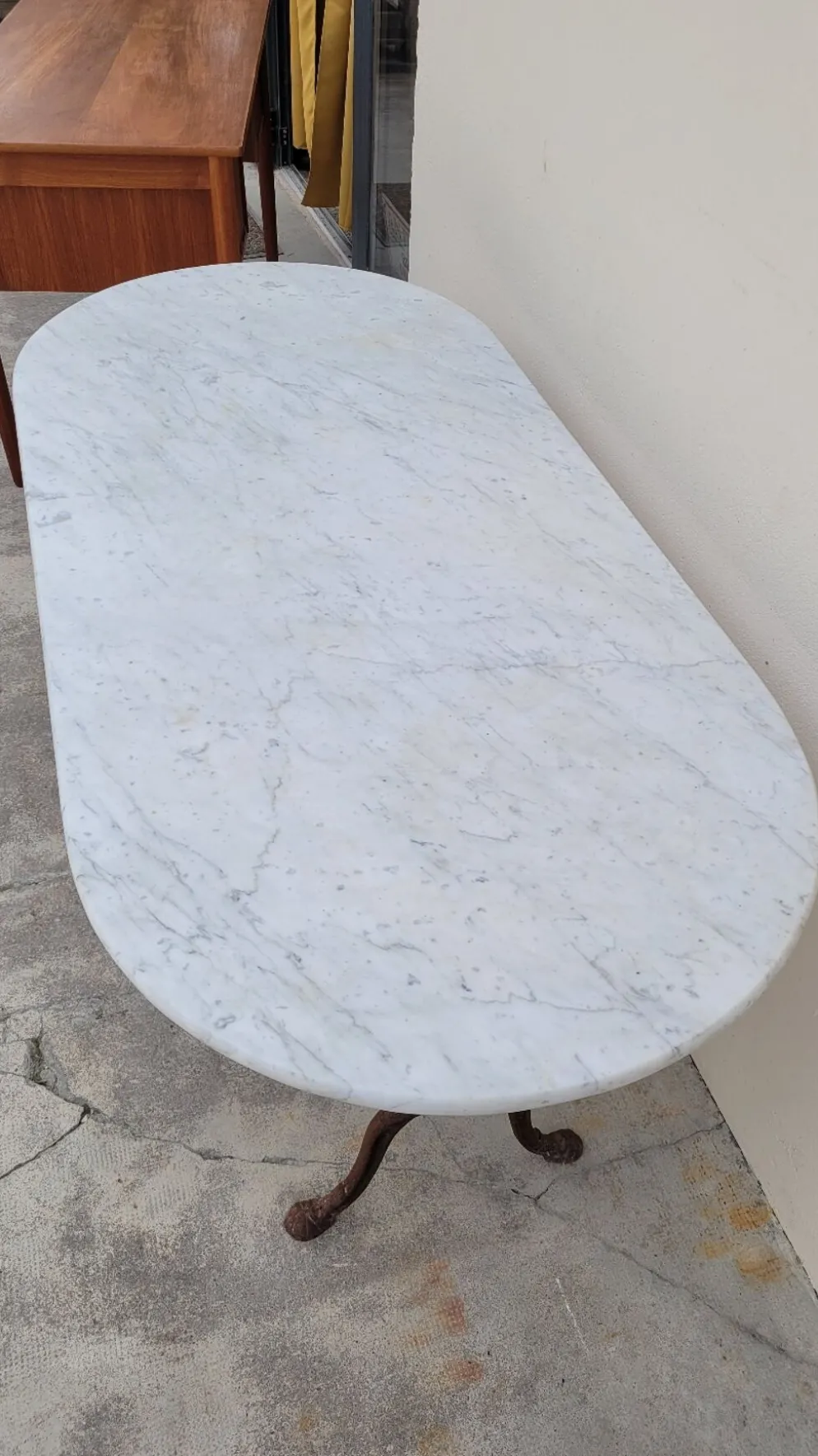 Table de bistrot restaurant en marbre ovale et piètements en fonte décorées -1m51