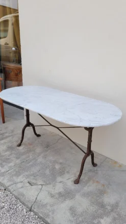 Table de bistrot restaurant en marbre ovale et piètements en fonte décorées -1m51