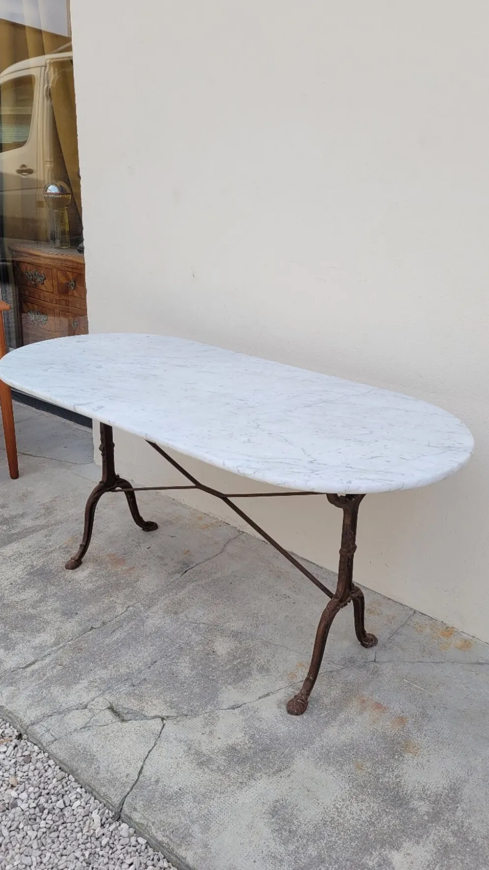Table de bistrot restaurant en marbre ovale et piètements en fonte décorées -1m51