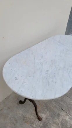 Table de bistrot restaurant en marbre ovale et piètements en fonte décorées -1m51