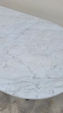 Table de bistrot restaurant en marbre ovale et piètements en fonte décorées -1m51