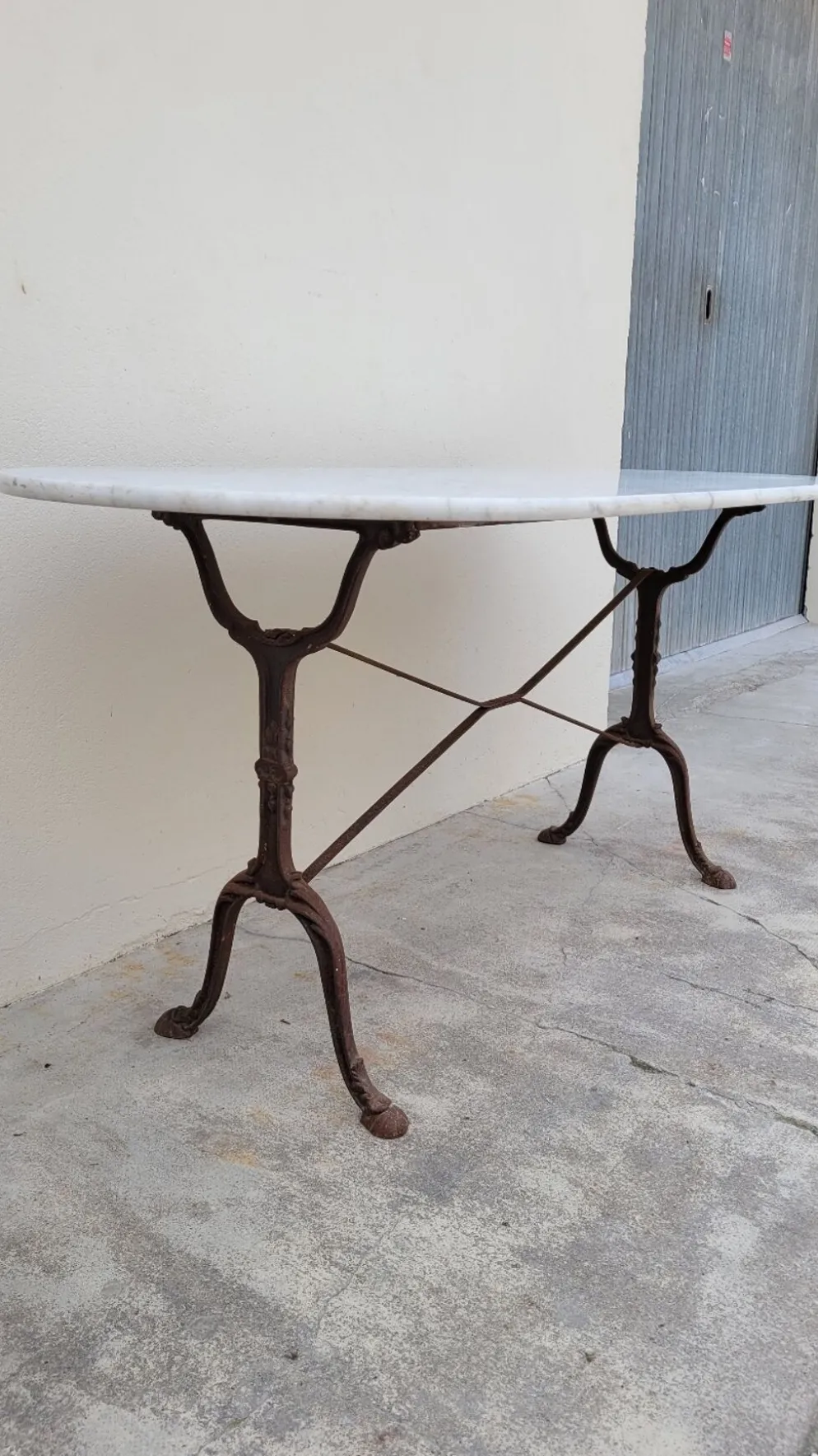 Table de bistrot restaurant en marbre ovale et piètements en fonte décorées -1m51