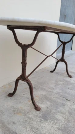 Table de bistrot restaurant en marbre ovale et piètements en fonte décorées -1m51