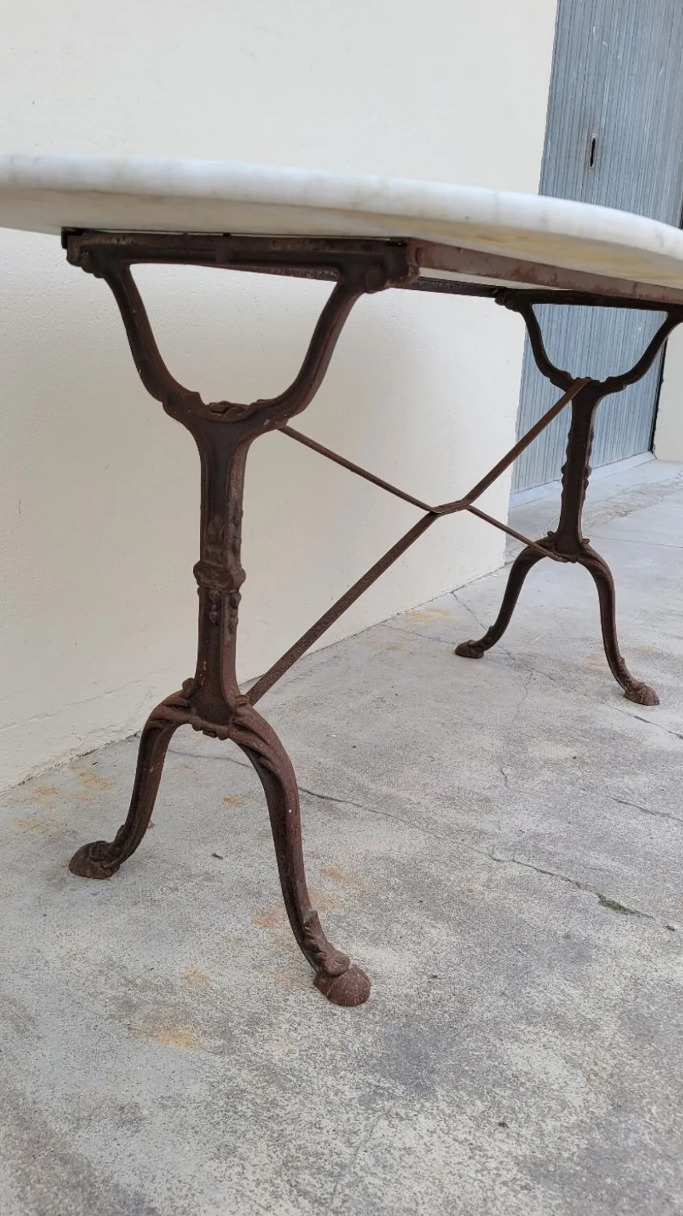 Table de bistrot restaurant en marbre ovale et piètements en fonte décorées -1m51