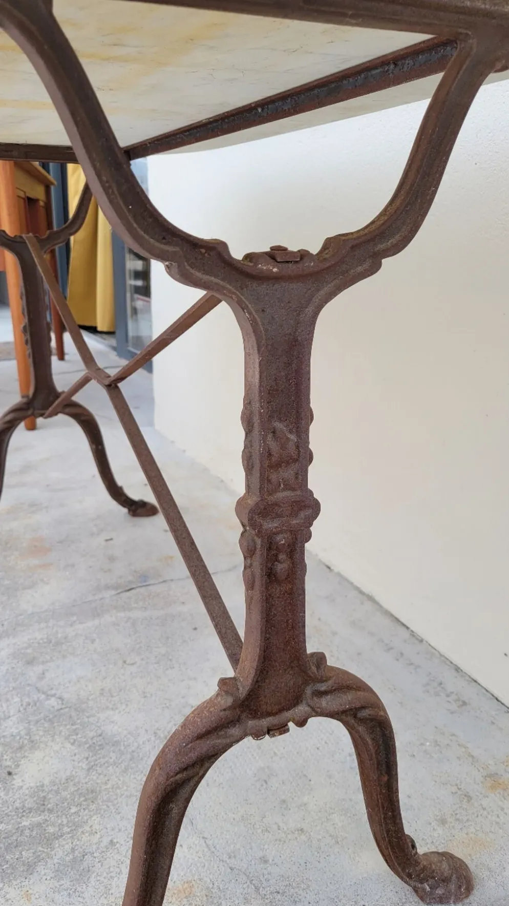 Table de bistrot restaurant en marbre ovale et piètements en fonte décorées -1m51