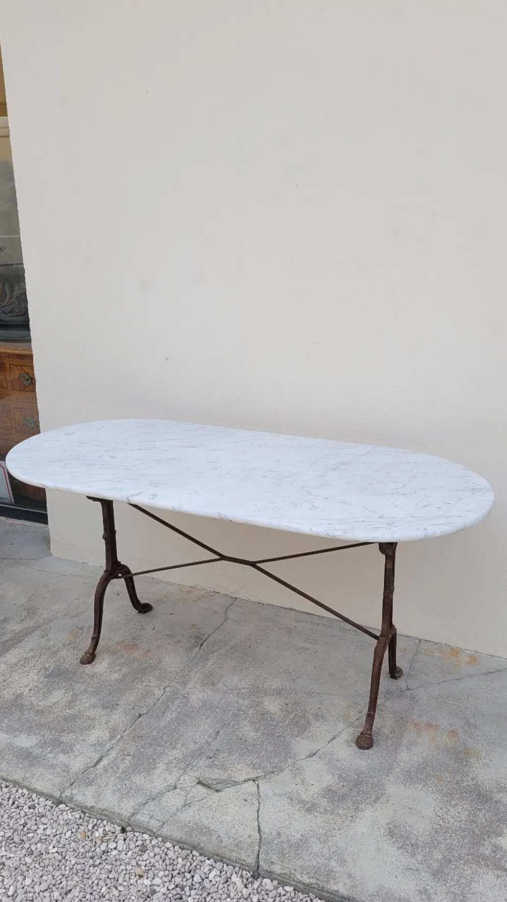 Table de bistrot restaurant en marbre ovale et piètements en fonte décorées -1m51