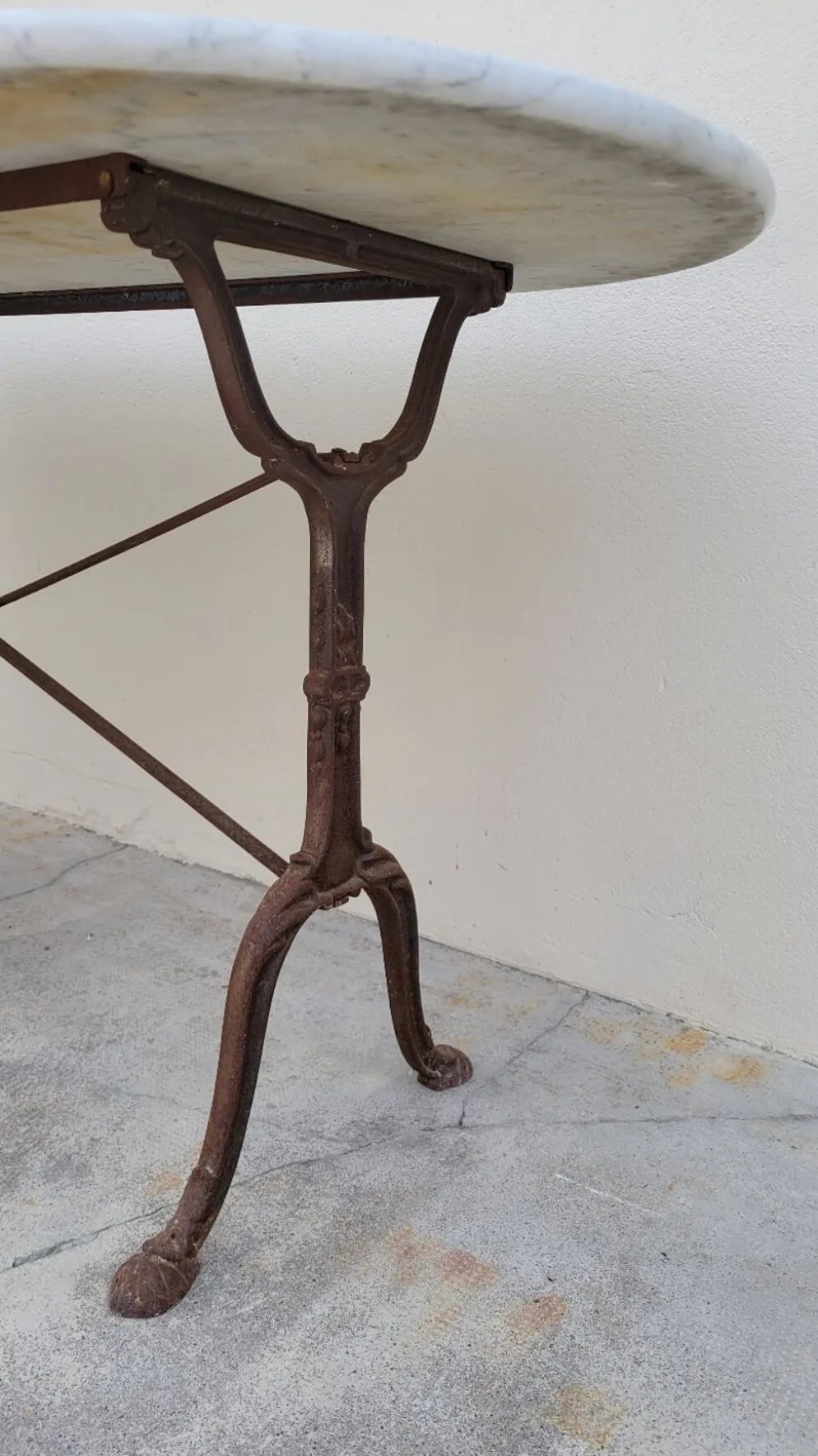 Table de bistrot restaurant en marbre ovale et piètements en fonte décorées -1m51