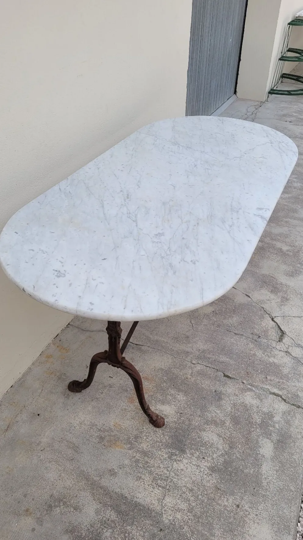Table de bistrot restaurant en marbre ovale et piètements en fonte décorées -1m51
