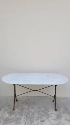 Table de bistrot restaurant en marbre ovale et piètements en fonte décorées -1m51