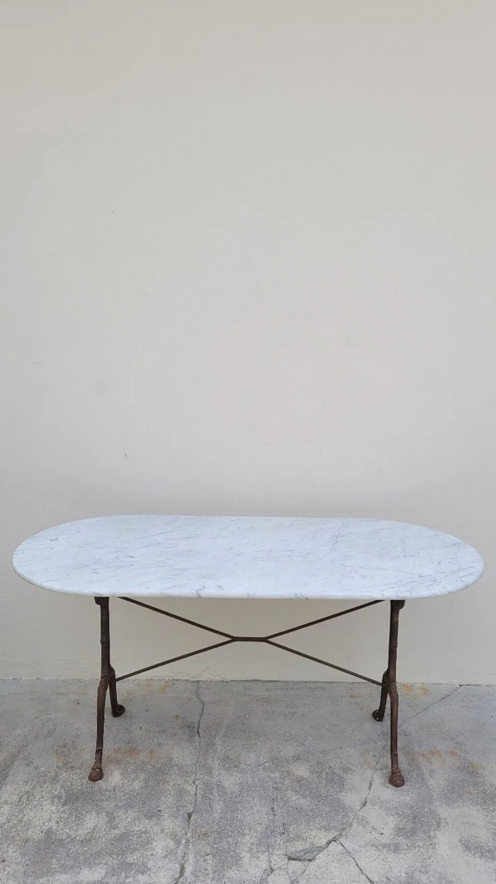 Table de bistrot restaurant en marbre ovale et piètements en fonte décorées -1m51