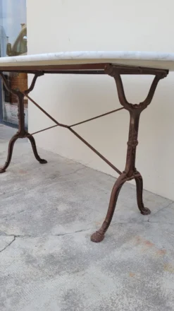 Table de bistrot restaurant en marbre ovale et piètements en fonte décorées -1m51