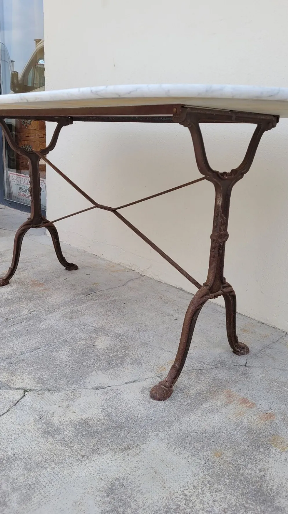 Table de bistrot restaurant en marbre ovale et piètements en fonte décorées -1m51