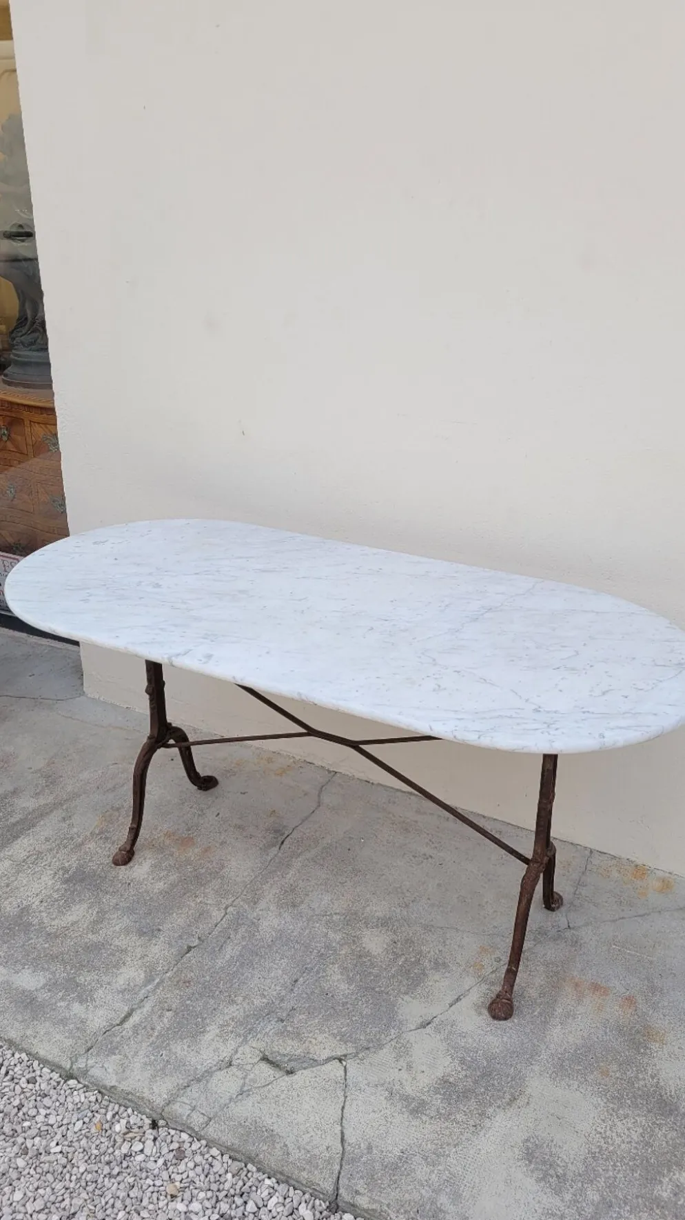 Table de bistrot restaurant en marbre ovale et piètements en fonte décorées -1m51