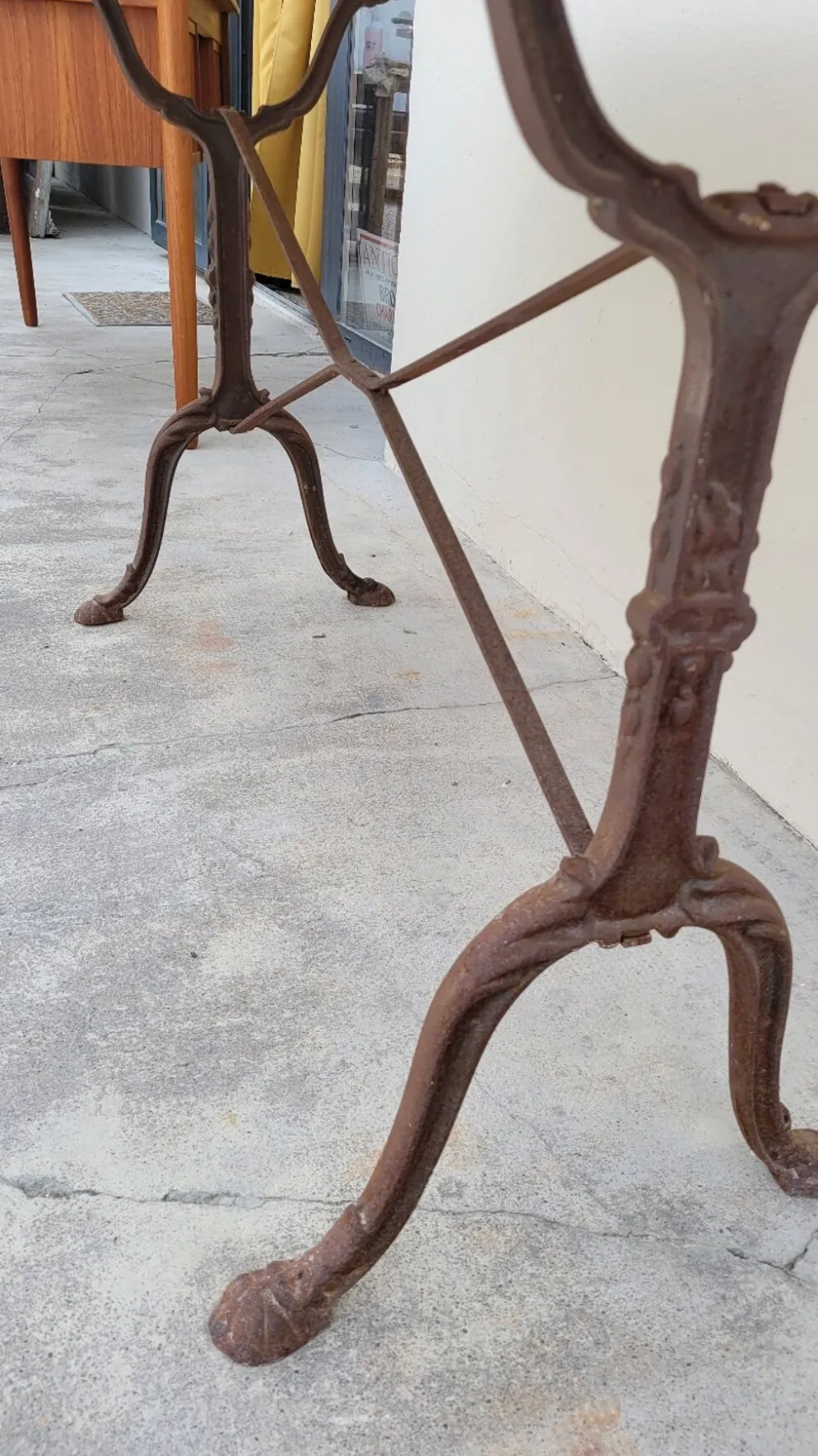 Table de bistrot restaurant en marbre ovale et piètements en fonte décorées -1m51