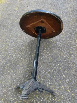 Table de bistrot ronde en fonte et bakélite style Louis Vuitton 1930