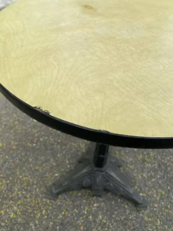 Table de bistrot ronde en fonte et bakélite style Louis Vuitton 1930