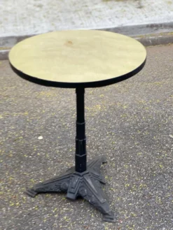 Table de bistrot ronde en fonte et bakélite style Louis Vuitton 1930
