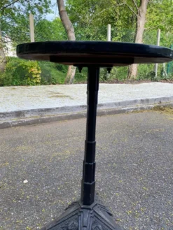 Table de bistrot ronde en fonte et bakélite style Louis Vuitton 1930