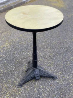 Table de bistrot ronde en fonte et bakélite style Louis Vuitton 1930