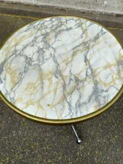 Table de bistrot ronde pied central effet marbre doré et acier noir 60cm