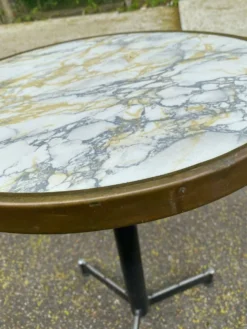 Table de bistrot ronde pied central effet marbre doré et acier noir 60cm