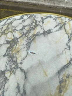 Table de bistrot ronde pied central effet marbre doré et acier noir 60cm