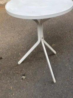 Table de bistrot ronde tripode blanche en acier 60cm