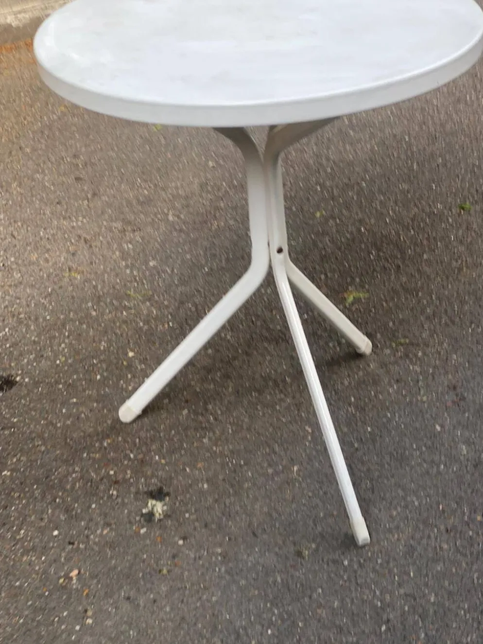 Table de bistrot ronde tripode blanche en acier 60cm