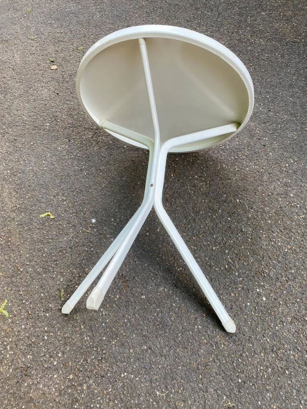 Table de bistrot ronde tripode blanche en acier 60cm