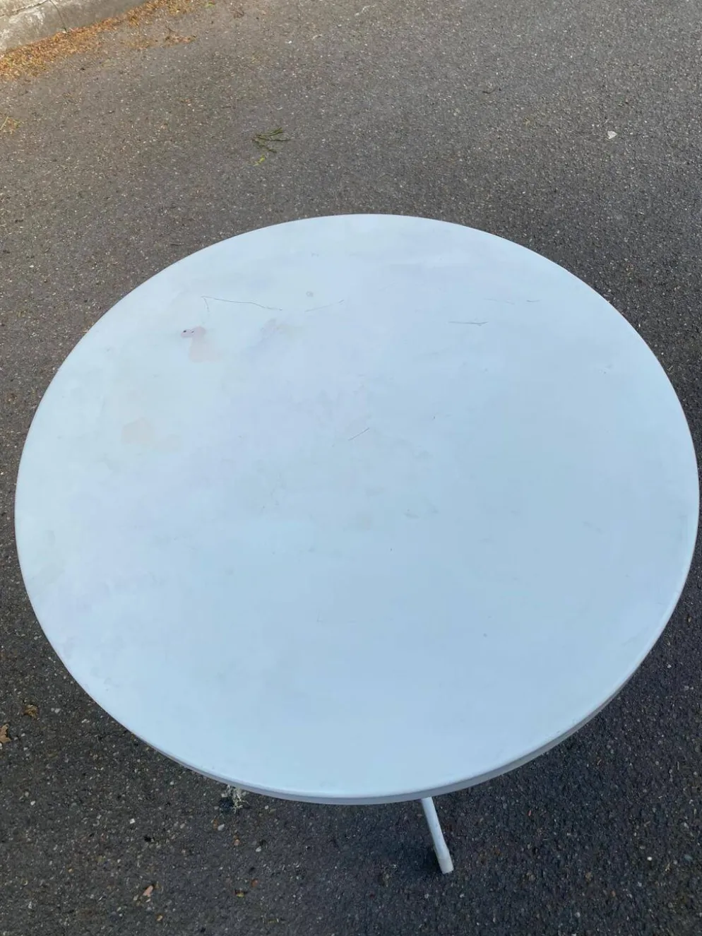 Table de bistrot ronde tripode blanche en acier 60cm